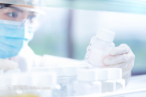 严谨的守护者 医疗科研人员检查研发药物的全流程纪实